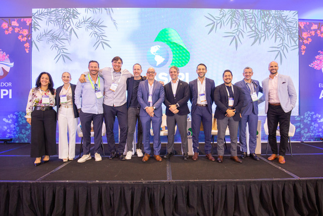 Equipo CoreNest en conversación con el ecosistema
